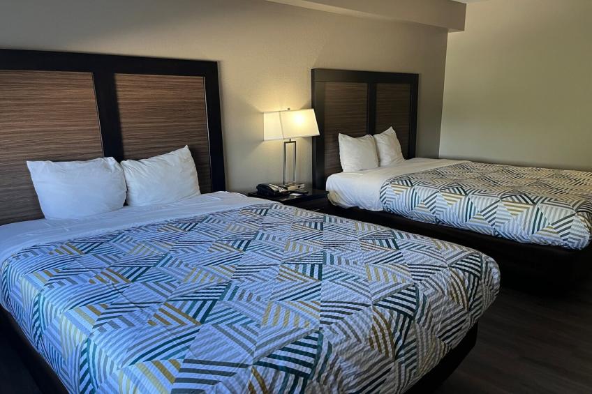 2 Queen Beds | Non-Smoking, Micfridge - foto 3