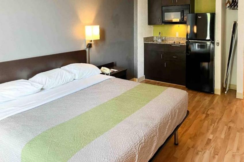 1 King Bed  Smoking Kitchen - foto 3
