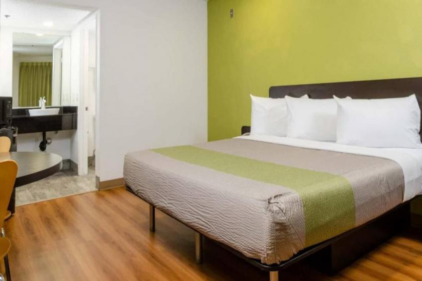 1 King Bed  Non-Smoking Micfridge Sofa-Bed - foto 4