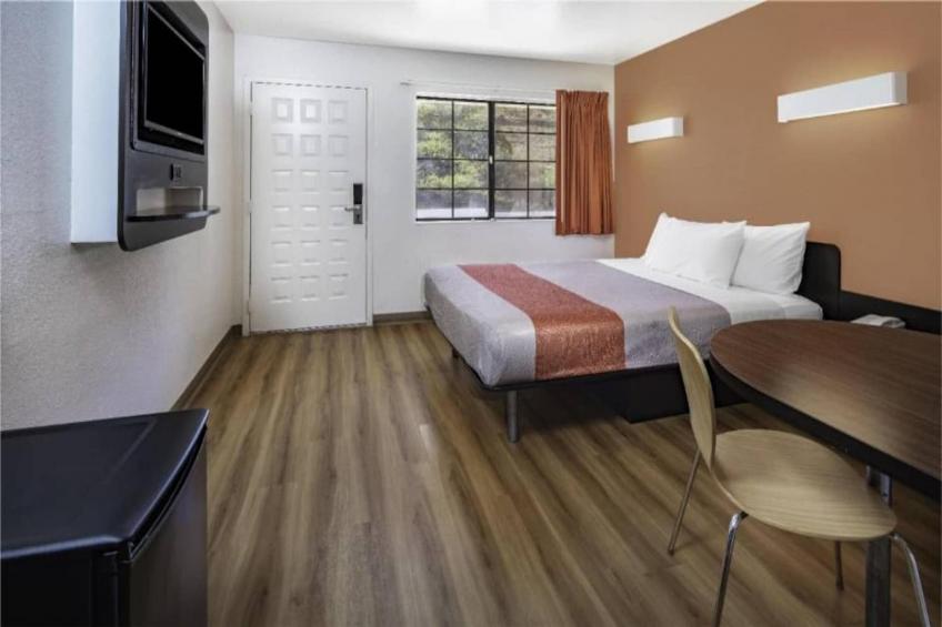 1 Queen Bed  Mini Fridge - foto 16