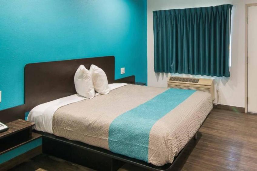 1 King Bed  Suite Non-Smoking Micfridge - foto 16