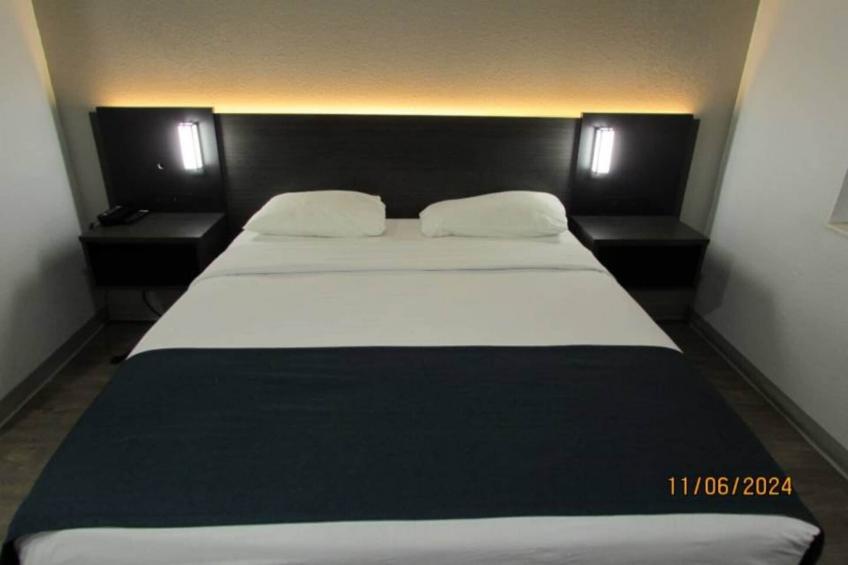 1 Queen Bed  Mini Fridge Smoking - foto 15