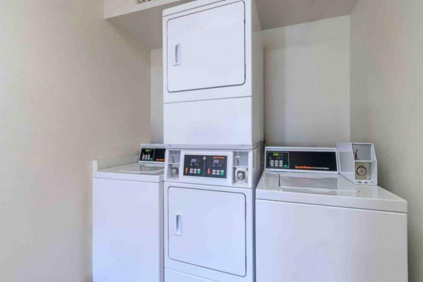 1 Full Bed  Non-Smoking Micfridge - foto 27