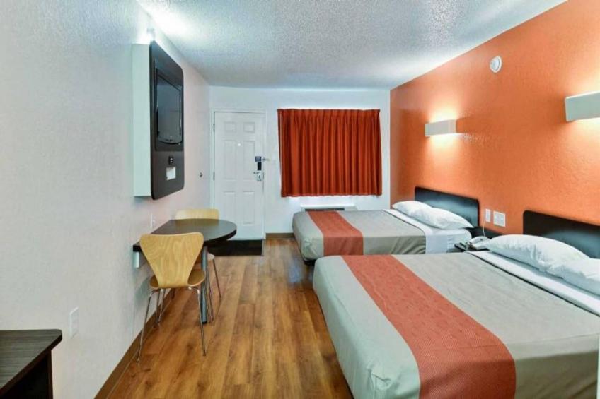 2 QUEEN BEDS  MICFRIDGE