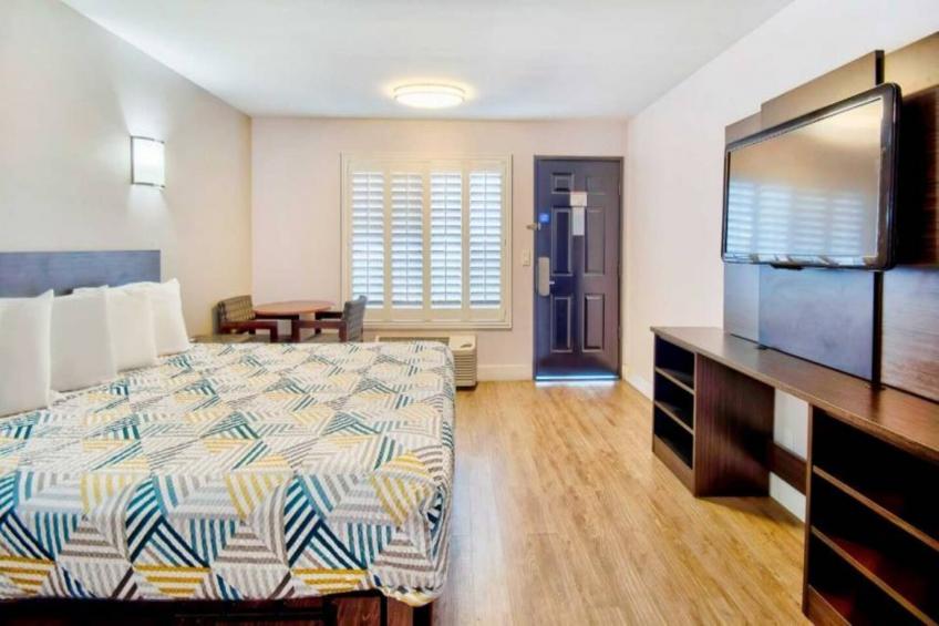 1 Queen Bed  Non-Smoking Mini Fridge - foto 5