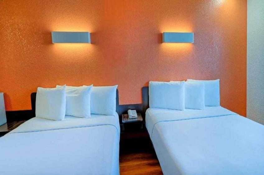 2 Queen Beds  Premium Mini Fridge - foto 6