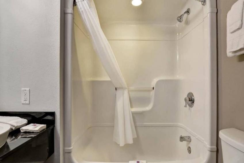 1 Queen Bed  Mobil Access Tub Nsmk Kitchen - foto 20