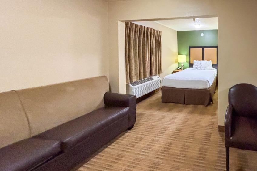 1 Queen Bed | Non-Smoking, Micfridge - foto 40