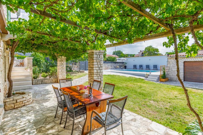 Courtyard Ivini - foto 3