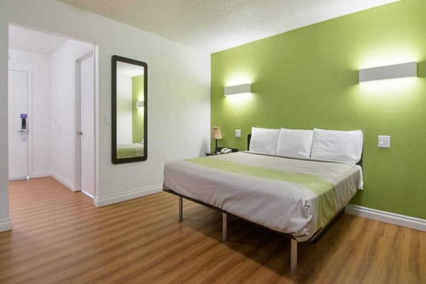 1 King Bed  Non-Smoking Micfridge - foto 9