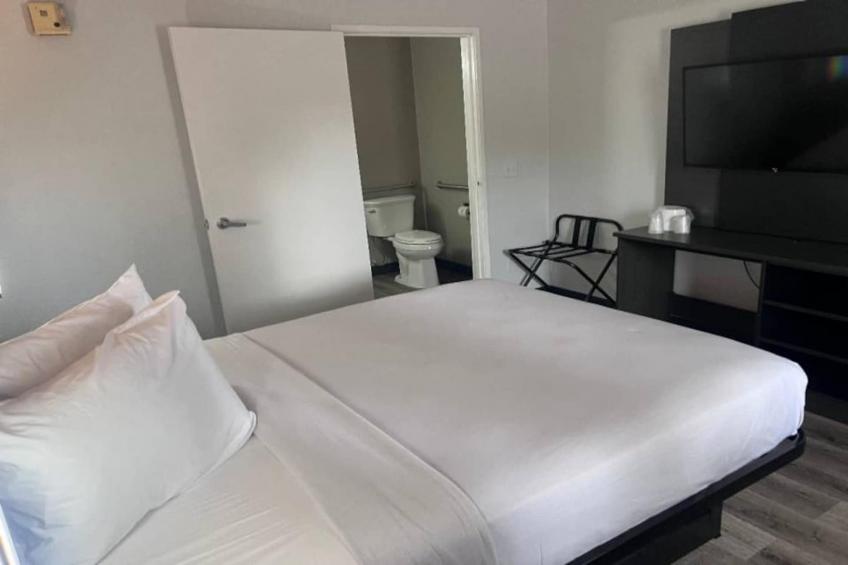 1 Full Bed  ADA/Tub/Micfridge - foto 19