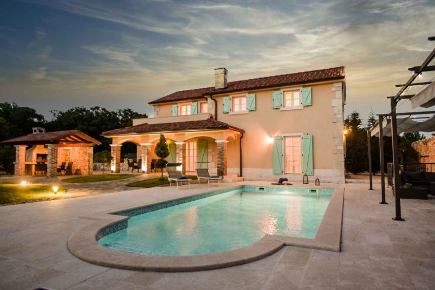 Villa with outdoor pool and air conditioning - BF-3PXRN