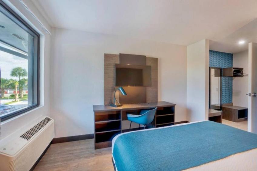 1 Queen Bed  Premium Micfridge - foto 8