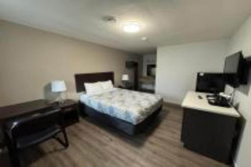 1 Queen Bed  Non-Smoking Micfridge - foto 7