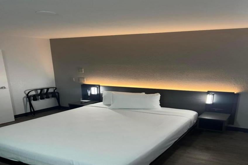 1 Queen Bed  ADA/Tub/Micfridge - foto 8