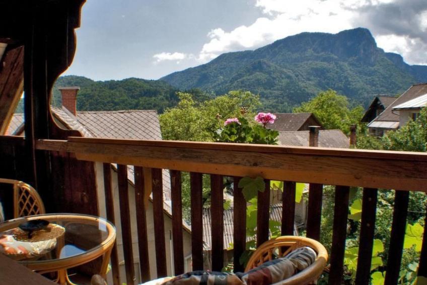 für sechs Personen mit einem Balkon