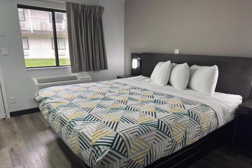 1 King Bed  Non-Smoking Micfridge