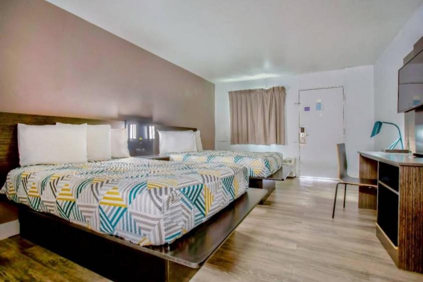 1 Queen Bed  Non-Smoking Micfridge - foto 7