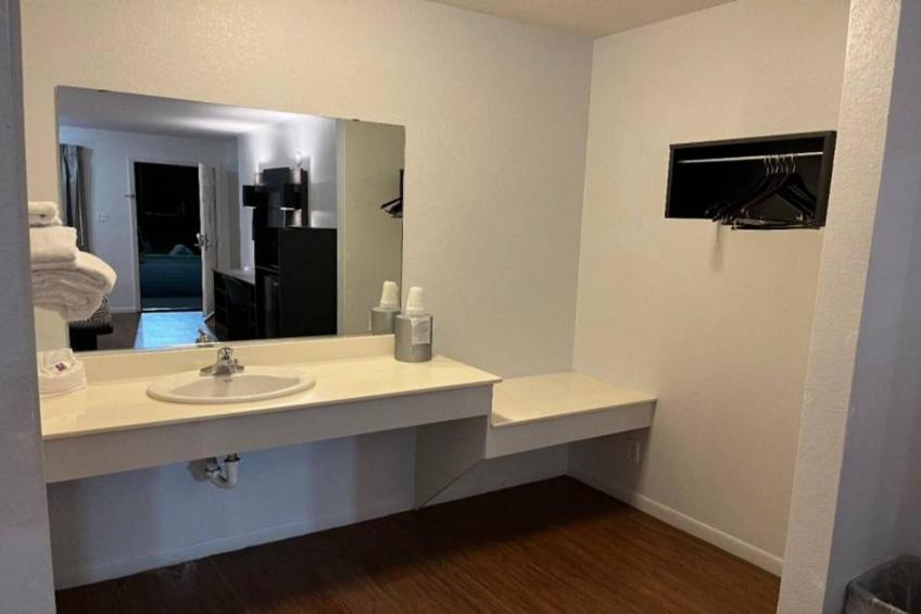 2 Full Beds  Non-Smoking Micfridge - foto 13