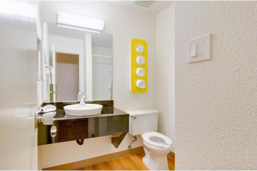 1 Full Bed  ADA/RI Shower - foto 25