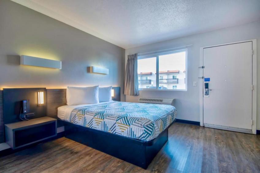 1 King Bed  Non-Smoking - foto 10
