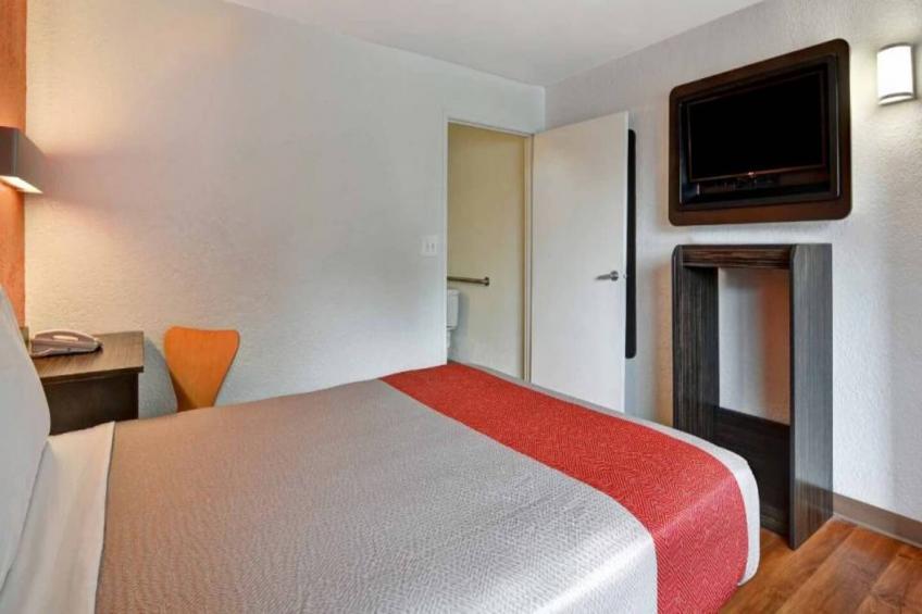 1 Queen Bed  Mini Fridge - foto 11