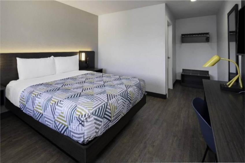 1 Queen Bed  ADA/RI Shower/Mini Fridge - foto 27