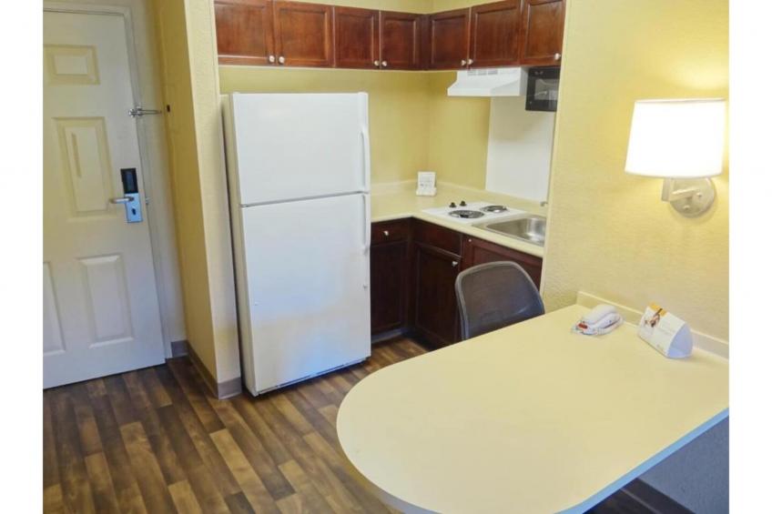 1 King Bed | Non-Smoking, Kitchen - foto 8