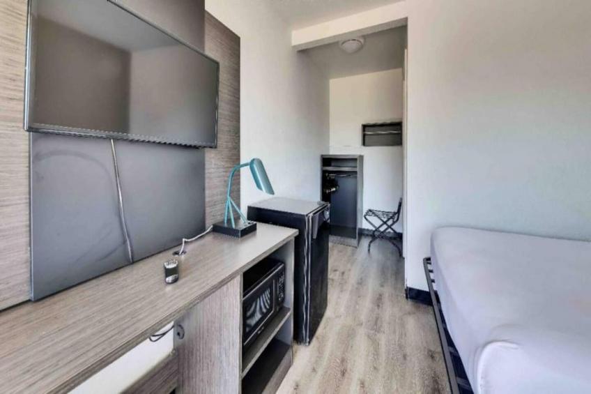 1 Queen Bed  Mini Fridge - foto 27