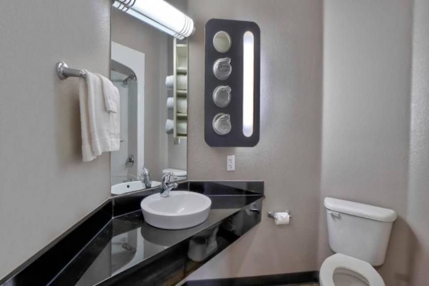 1 King Bed  Mobility Accessible Tub Nsmk - foto 13