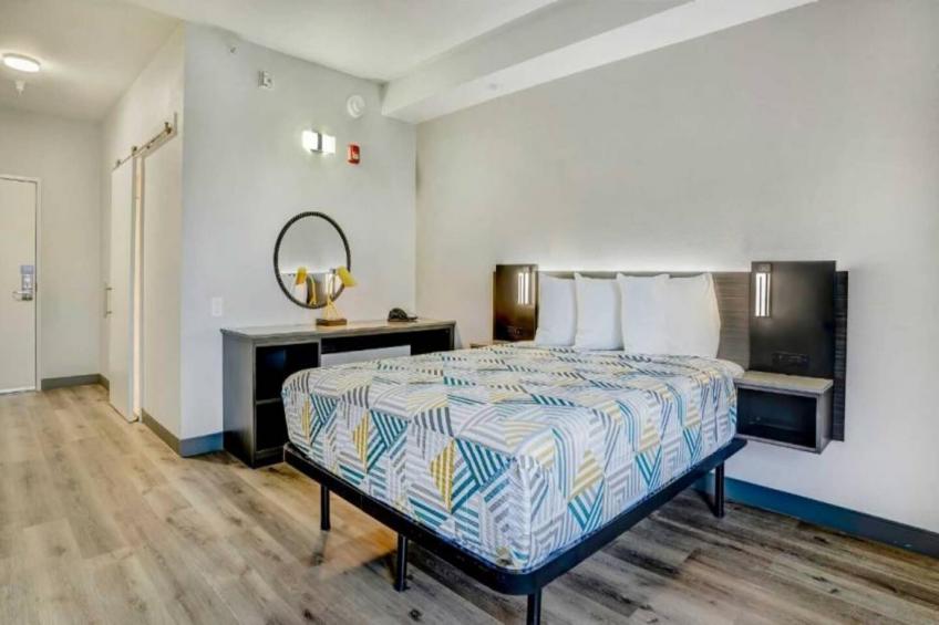 1 Queen Bed  Hearing Accessible Nsmk - foto 10