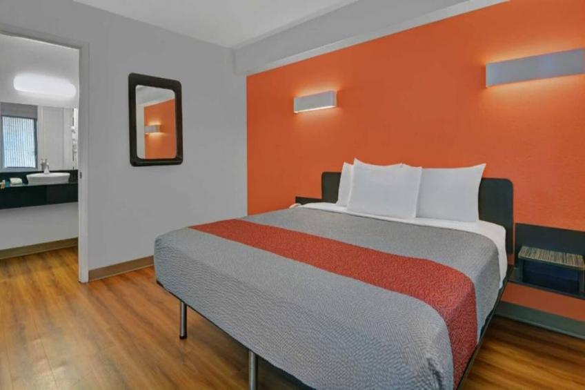 1 King Bed  Premium Micfridge - foto 10