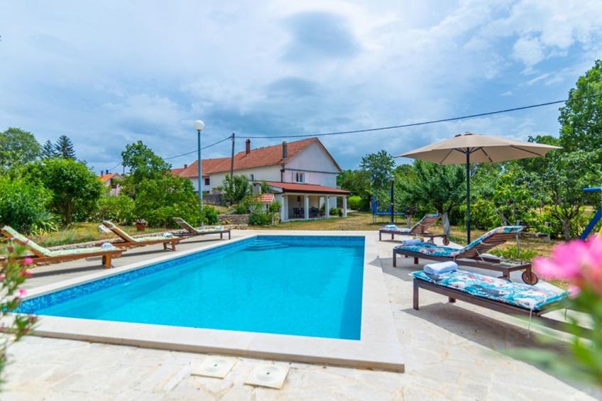 Villa Mia Flora mit Pool