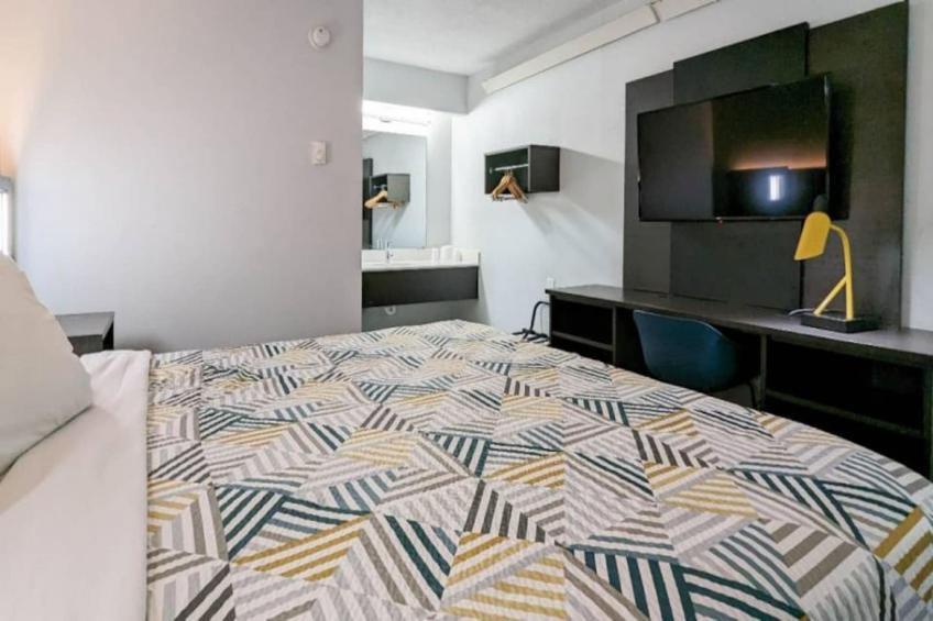 1 Queen Bed  Non-Smoking Micfridge - foto 5