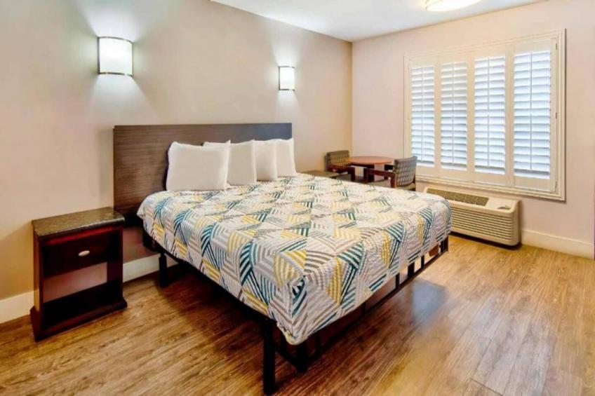1 King Bed  Non-Smoking Mini Fridge - foto 7