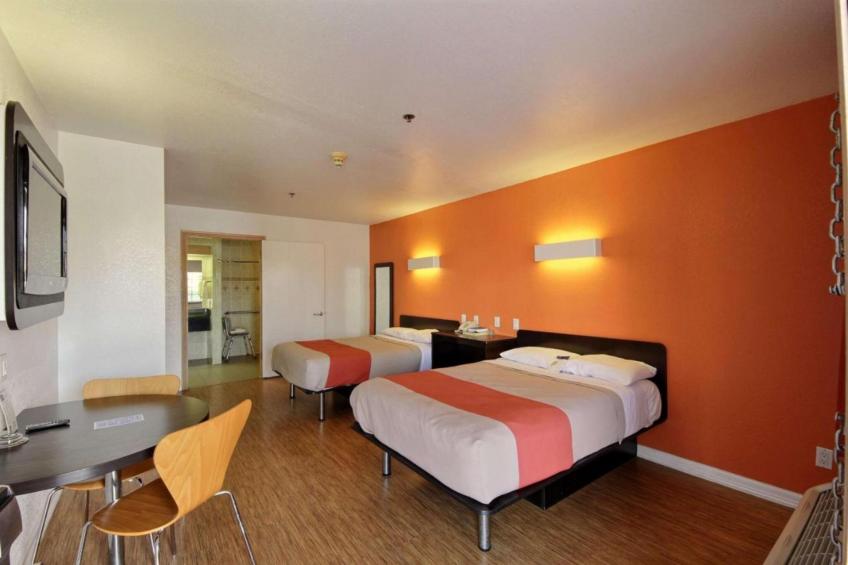 2 Queen Beds  Smoking Kitchen - foto 18