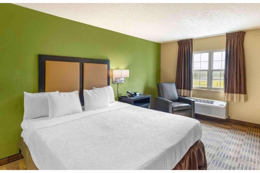 1 King Bed | Non-Smoking, Kitchen, Shower - foto 33