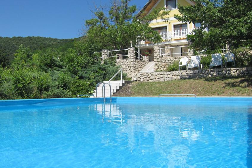 Traditionelle Villa mit Pool und Ausblick