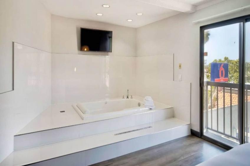 1 King Bed  Non-Smoking Hot Tub - foto 7