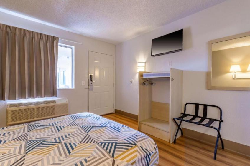1 Queen Bed  Renovated Mini Fridge - foto 6