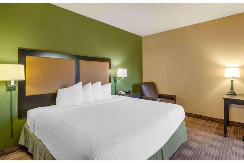 1 Queen Bed  Non-Smoking Kitchen - foto 15