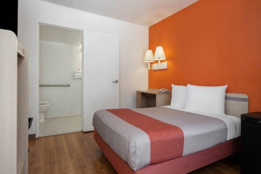 1 Queen Bed  ADA/RI Shower - foto 11