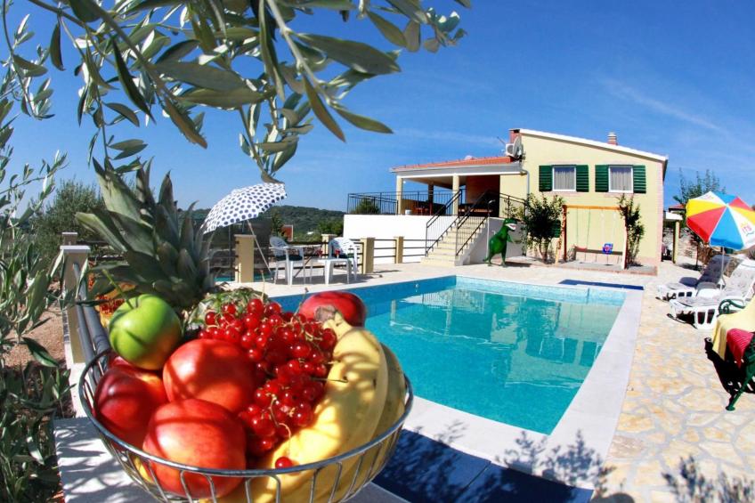 Geräumige Ferienvilla mit Pool und Meerblick