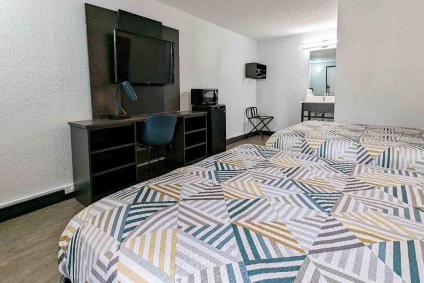 1 Queen Bed  ADA/Tub/Micfridge - foto 7