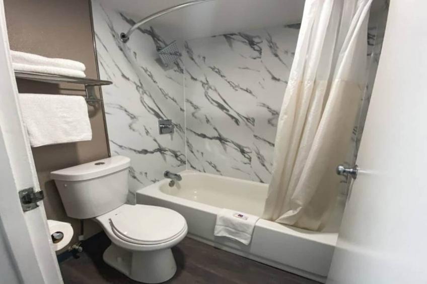 1 Full Bed  ADA/RI Shower/Mini Fridge - foto 17