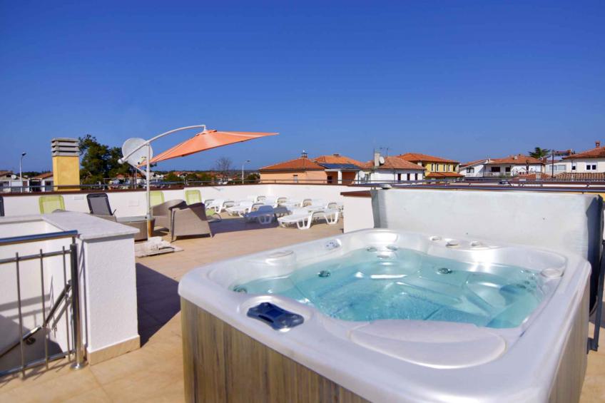 Studio dicht bij de zee, met dakterras en jacuzzi - VW-DFYGR