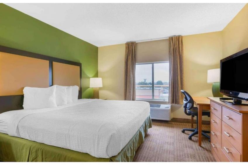 1 King Bed | Hearing Accessible, Kitchen - foto 18