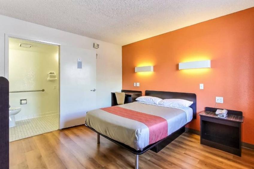 1 Queen Bed  Micfridge - foto 20