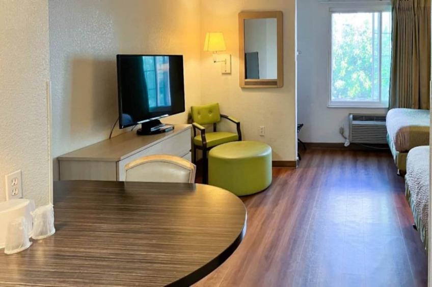 1 Queen Bed  Non-Smoking Kitchen - foto 15