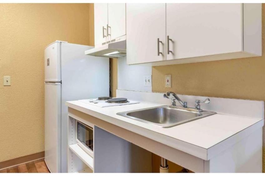 1 King Bed | Non-Smoking, Kitchen, Shower - foto 6